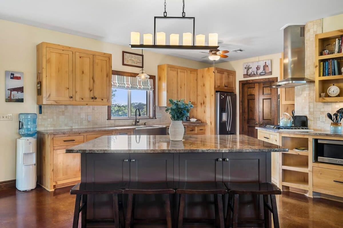 Enchanted Rockview House - 3 Bedroom-firepit * Fredericksburg