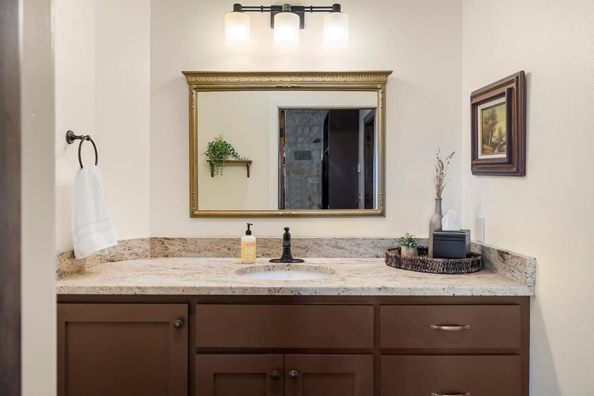 Enchanted Rockview House - 3 Bedroom-firepit * Fredericksburg